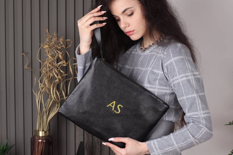 Leder-Clutch Mit Riemen, Personalisierte Clutch-Tasche Für Frauen, Handgelenk-Clutch, Namen, Clutch Handschlaufe von Pikore