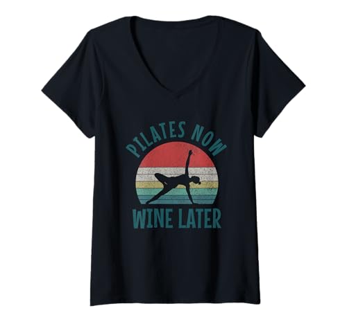 Damen Pilates Now Wine Later Lustiger Yoga Pilates Instruktor Sport T-Shirt mit V-Ausschnitt Damen Pilates Now Wine Later Lustiger Yoga Pilates Instruktor Sport T-Shirt mit V-Ausschnitt von Pilates Apparel & Gifts