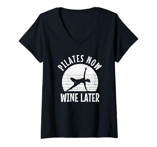 Damen Pilates Now Wine Later Lustiger Yoga Pilates Instruktor Sport T-Shirt mit V-Ausschnitt von Pilates Apparel & Gifts