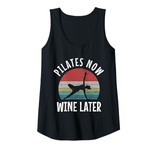 Damen Pilates Now Wine Later Lustiger Yoga Pilates Instruktor Sport Tank Top von Pilates Apparel & Gifts