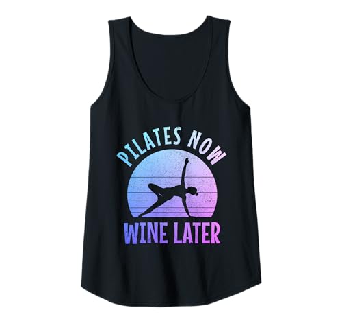 Damen Pilates Now Wine Later Lustiger Yoga Pilates Instruktor Sport Tank Top von Pilates Apparel & Gifts