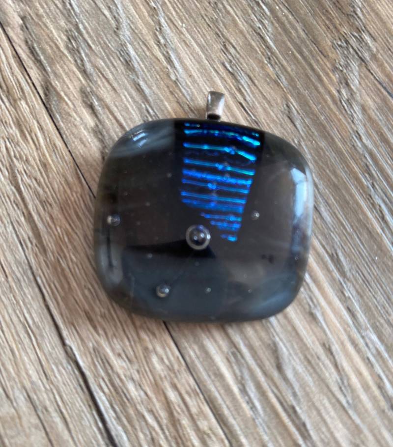 Glasanhänger Mit Feinem Dichroic Glas Sterling Silberöse von Pilbri