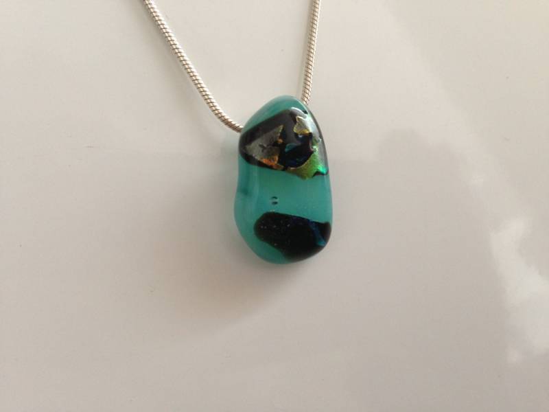 Gold Grün Schimmernder Dichroic Glasanhänger Mit Einer Passenden Feinen Sterling Silber Schlangenkette von Pilbri