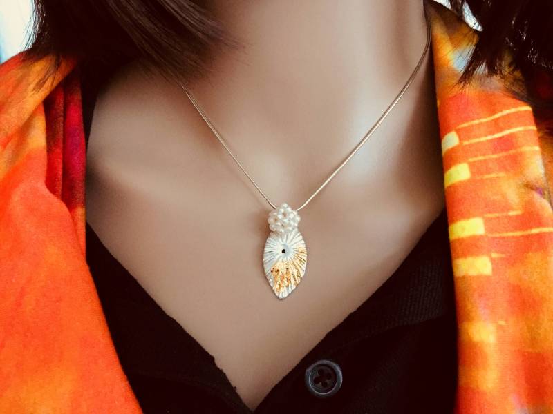 Handgefertigter Silberanhänger Mit Süßwasserperlenkugel Und Feingold, Hingucker, Struktur, Pilbri Design Handgefertigter Silberanhänger Mit Süßwasserperlenkugel Und Feingold, Hingucker, Struktur, Pilbri Design von Pilbri