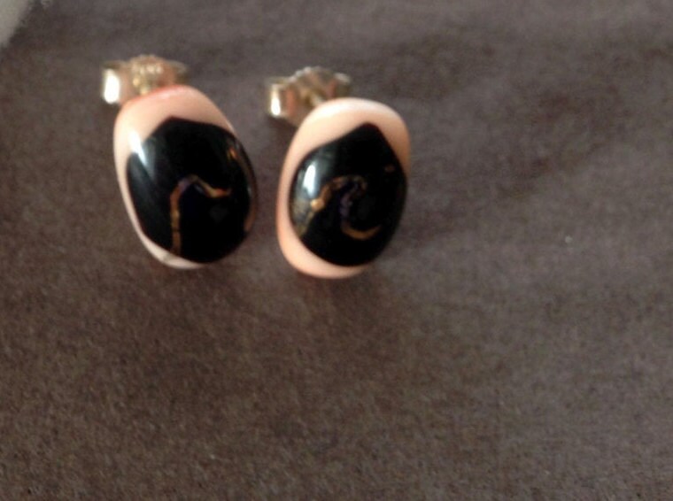 Hübsche Lachsfarben Schimmernde Dichroic Glasohrringe Mit Etwas Gold Und Sterling Silber Ohrsteckern von Pilbri