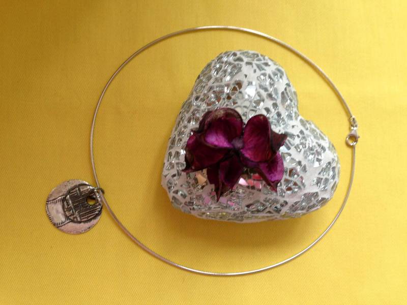 Omega Halskette, Schwarze Patina, Runder Silberanhänger, Strukturierte Oberfläche, Unikatschmuck von Pilbri