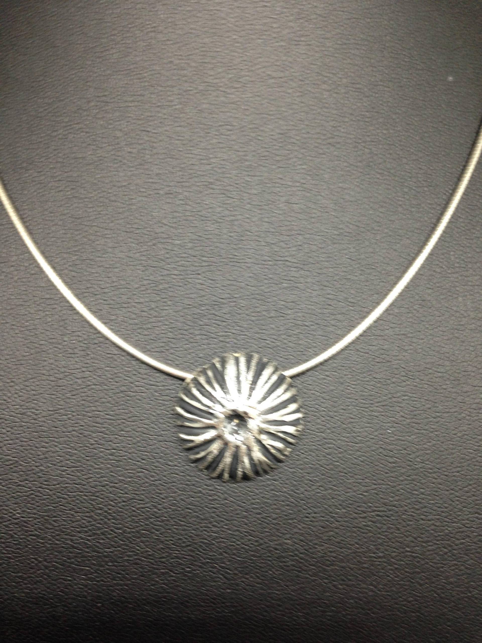 Silber Anhänger Mit Edler Struktur in Blumiger Aber Moderner Form, Schwarz Patiniert, Wunderschöne Form Im Blumendesign Silber Anhänger Mit Edler Struktur in Blumiger Aber Moderner Form, Schwarz Patiniert, Wunderschöne Form Im Blumendesign von Pilbri