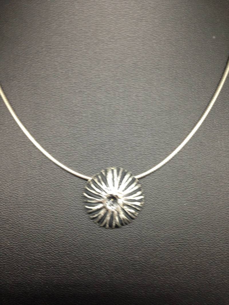 Silber Anhänger Mit Edler Struktur in Blumiger Aber Moderner Form, Schwarz Patiniert, Wunderschöne Form Im Blumendesign von Pilbri