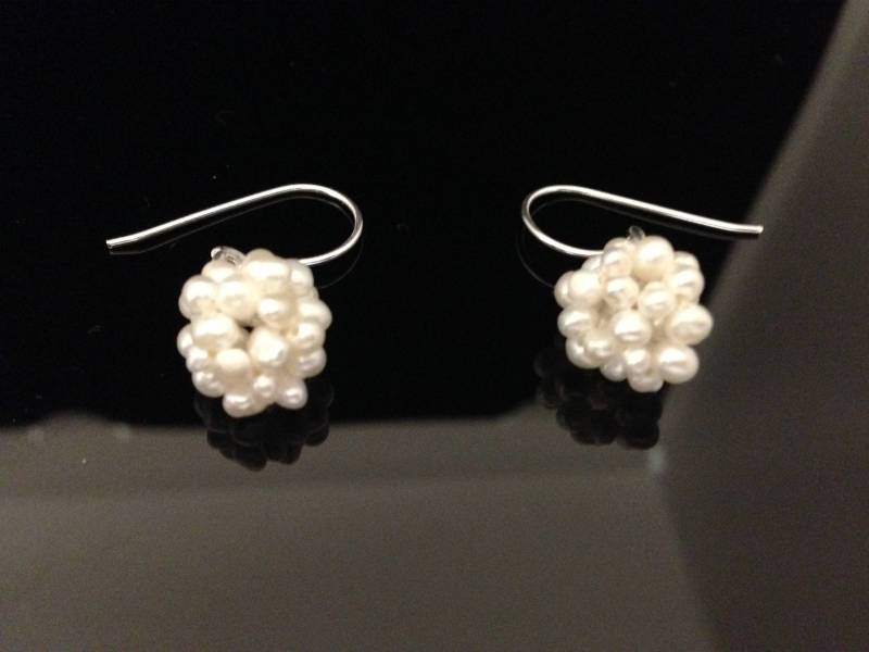 Silber Ohrringe, Ohrhänger Mit Feine Süßwasserperlen in Blumiger Form Und Ohrhaken Als Verschluss Aus Sterling von Pilbri