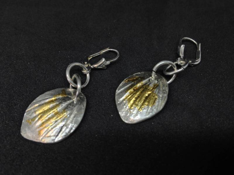 Silber Und Gold Schimmernde Ohrringe, Ohrhänger Mit Verschluss, Eyecatcher, Sterling Ohrverschluss von Pilbri