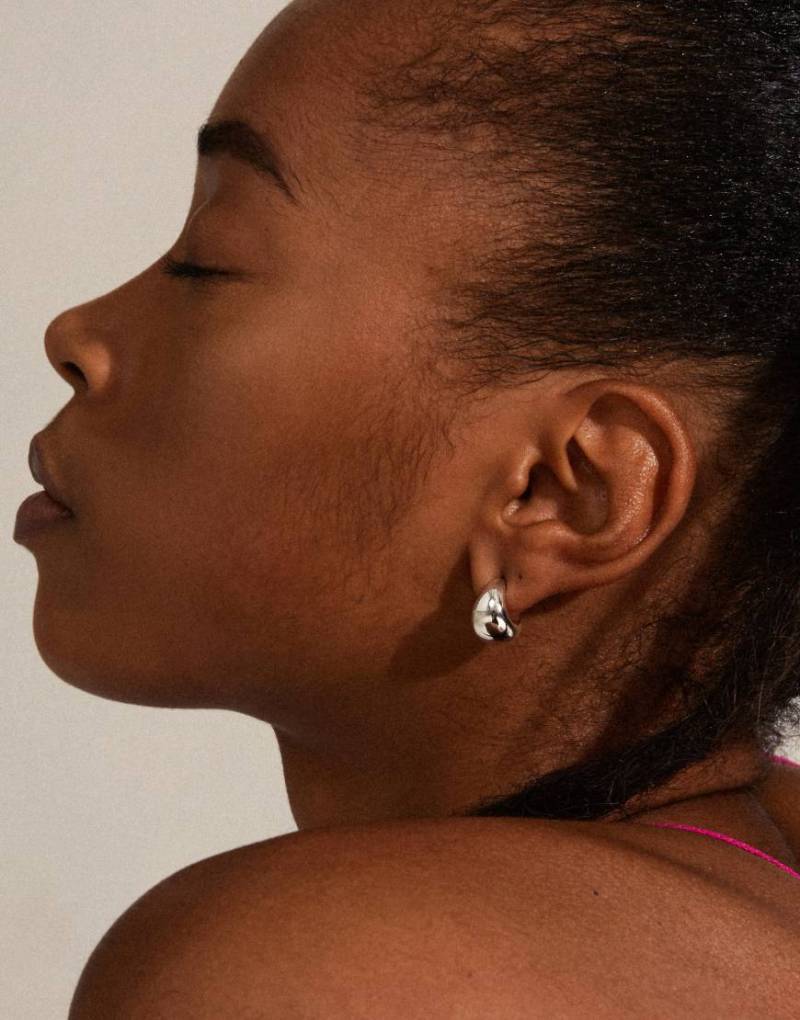 Pilgrim - Alexane - Breite, versilberte Mini-Creolen von Pilgrim