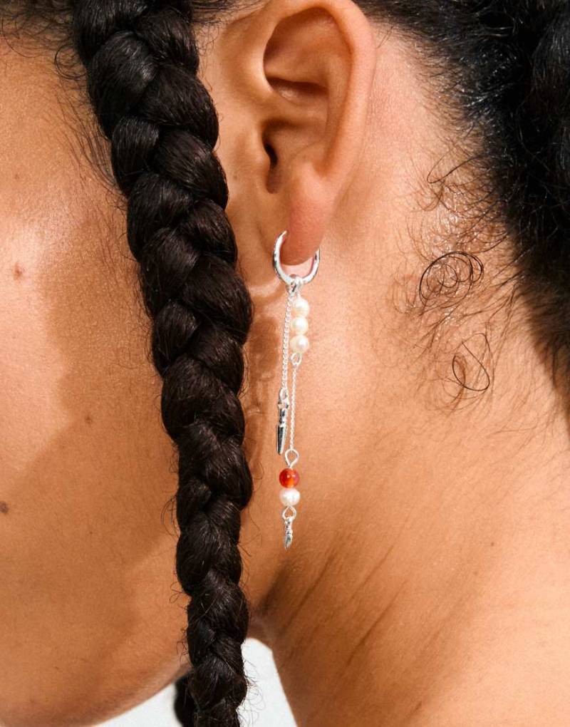 Pilgrim - Between - Versilberte Ketten-Hängeohrringe von Pilgrim