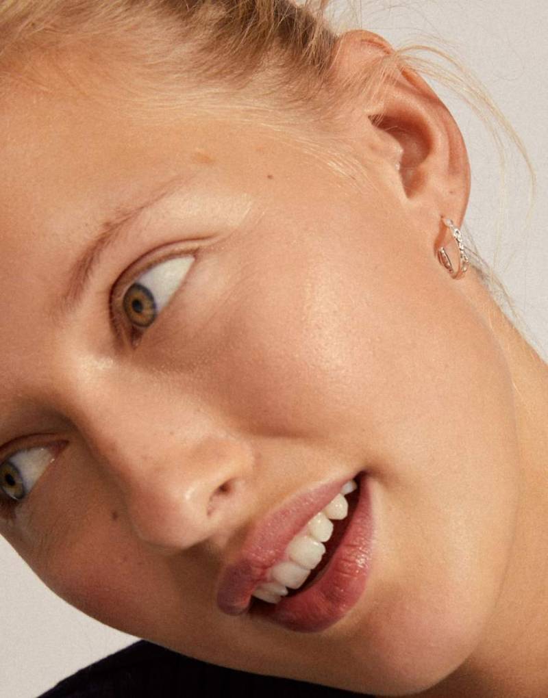 Pilgrim - Eddy - Mittelgroße versilberte Creolen mit natürlicher Form von Pilgrim