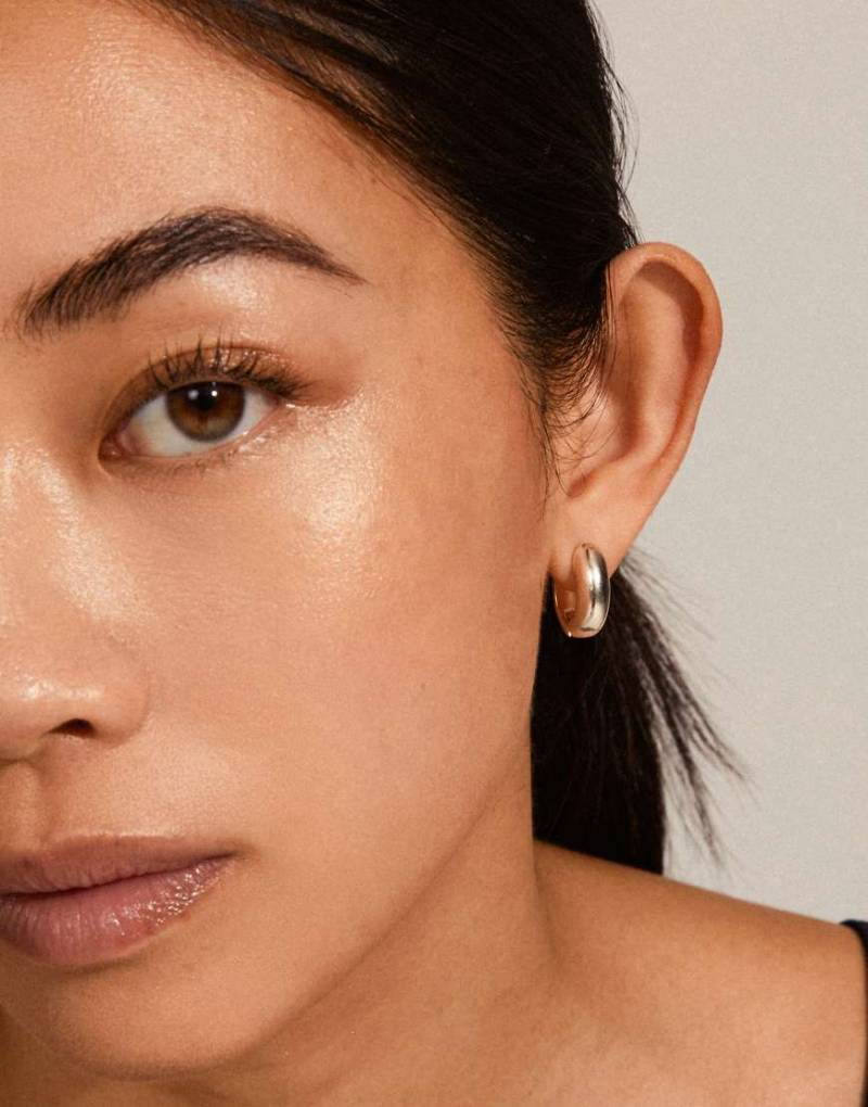 Pilgrim - Mine - Versilberte, kleine Creolen mit breitem Design von Pilgrim