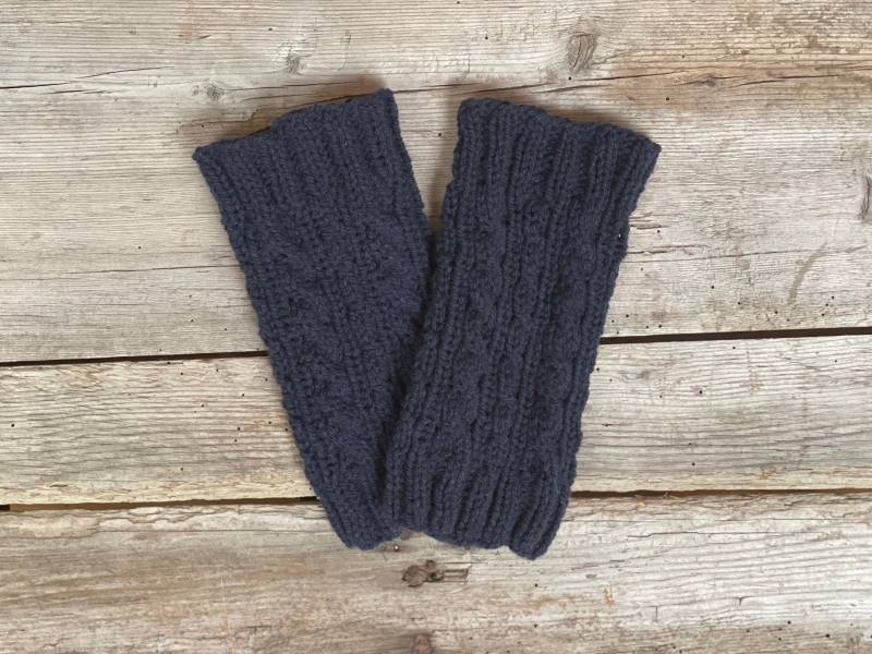 Beinstulpen, Armstulpen Gestrickt Aus Reiner Wolle Mit Zopfmuster. Dunkelblau. Pulswärmer, Fingerlose Handschuhe, Handstulpen. Handgestrickt von PillowWithPattern