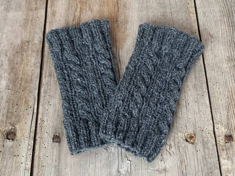 Beinstulpen, Armstulpen Gestrickt Aus Reiner Wolle Mit Zopfmuster. Pulswärmer, Fingerlose Handschuhe, Handstulpen. Dunkelgrau von PillowWithPattern