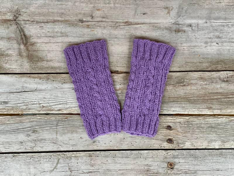 Beinstulpen, Armstulpen Gestrickt Aus Reiner Wolle Mit Zopfmuster. Pulswärmer, Fingerlose Handschuhe, Handstulpen. Nachhaltig. Zartes Lila von PillowWithPattern