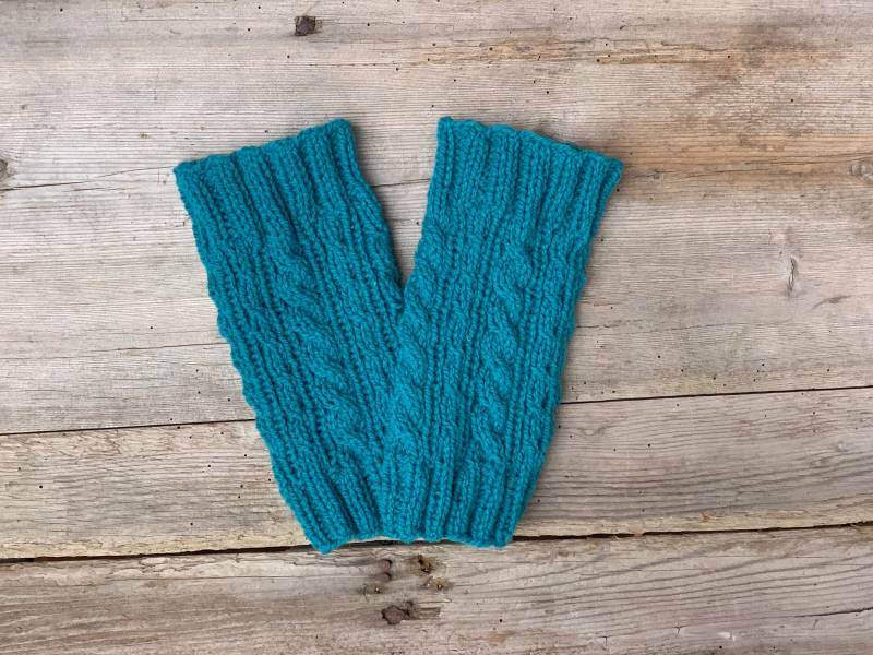 Beinstulpen, Armstulpen Handgestrickt Aus Reiner Wolle Mit Zopfmuster. Petrol-Blau. Pulswärmer, Fingerlose Handschuhe, Handstulpen von PillowWithPattern