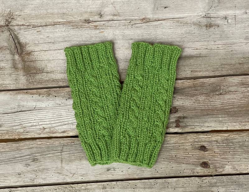Beinstulpen, Armstulpen Handgestrickt Aus Reiner Wolle Mit Zopfmuster. Pistazien-Grün. Pulswärmer, Fingerlose Handschuhe, Handstulpen von PillowWithPattern