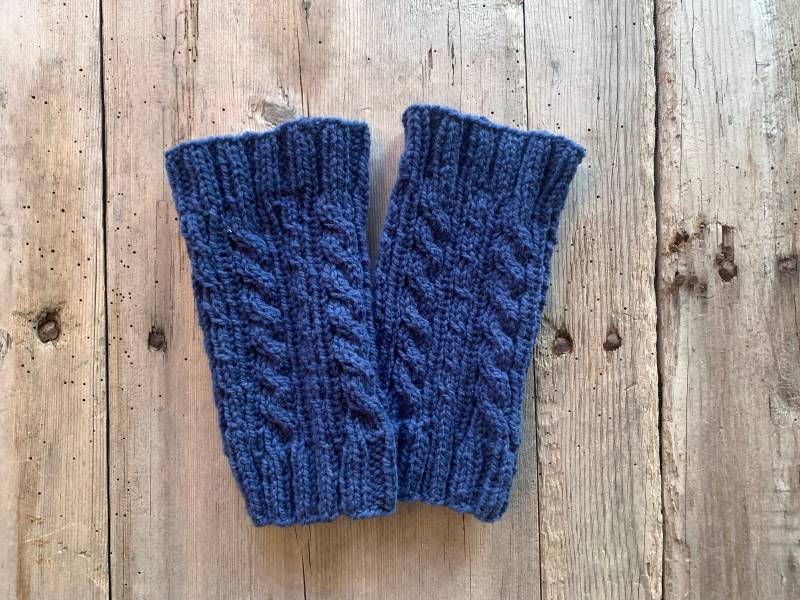 Beinstulpen, Armstulpen Handgestrickt Aus Reiner Wolle Mit Zopfmuster. Salzburg-Blau. Pulswärmer, Fingerlose Handschuhe, Handstulpen von PillowWithPattern