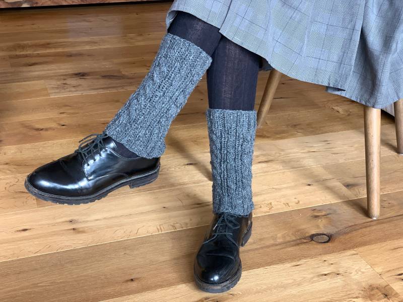 Handgestrickte Beinstulpen Und Armstulpen Aus Reiner Wolle Mit Zopfmuster, Pulswärmer, Fingerlose Handschuhe, Nachhaltig Warm von PillowWithPattern