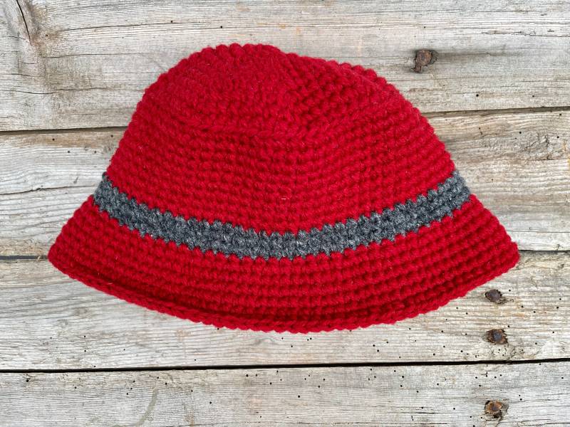 Wollhut, Hut Mit Krempe, Eimerhut Gehäkelt Aus Reiner Regionaler Wolle Bayern, Winterhut, Mütze, Beenie, Grau Rot, Handarbeit von PillowWithPattern