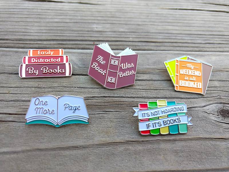 Buch Emaille Pin Set | 5 Anstecknadeln Hutnadeln Bücherwurm Pins Witziges Anstecknadel von PinAlchemy