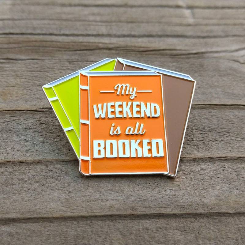 Emaille Pin - My Weekend Is All Booked Buch Anstecknadel Pins Geschenke Für Leser von PinAlchemy