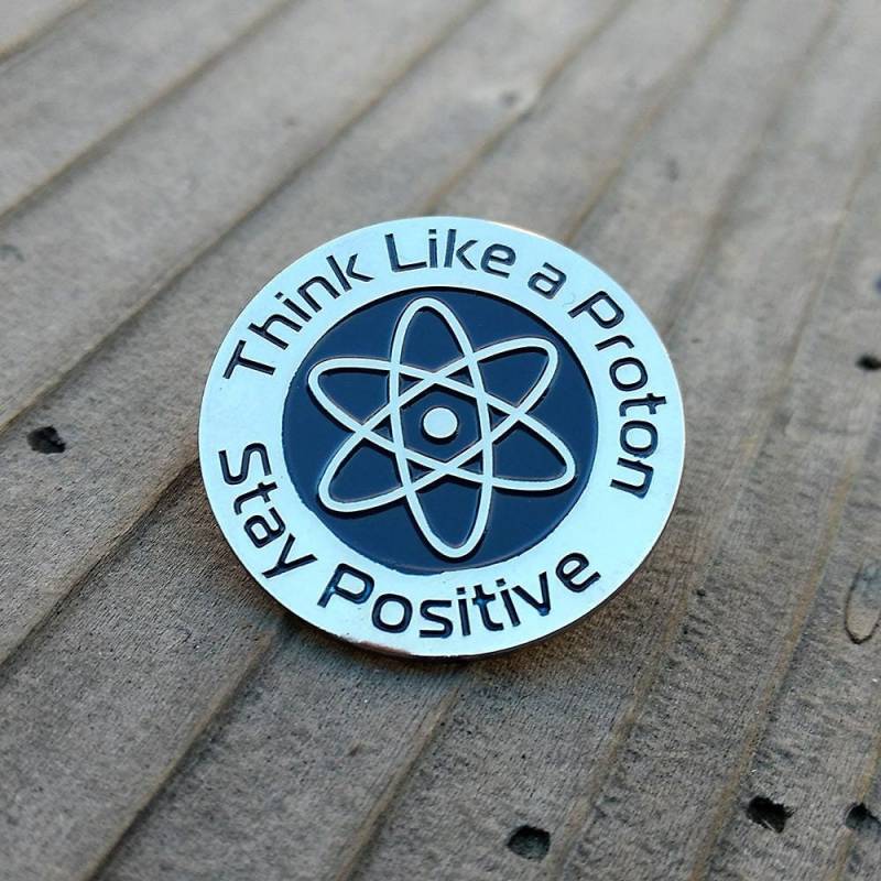 Emaille Pin Think Like A Proton Stay Positiv | Wissenschaft Reversnadel Witzige Hutnadel von PinAlchemy