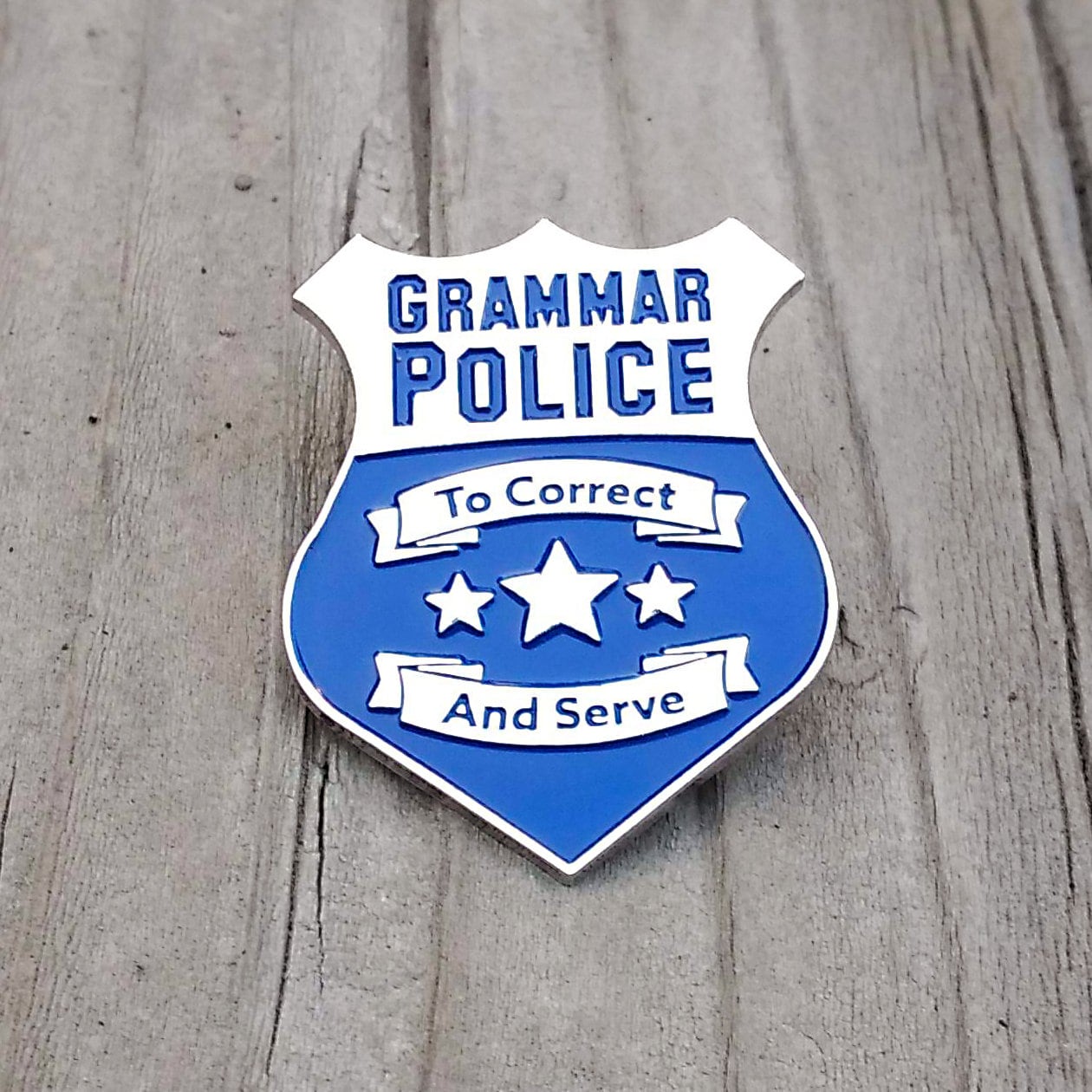 Grammatik Polizei Pin Abzeichen - Emaille Anstecknadel Hutnadel Brosche Pins Anstecknadeln von PinAlchemy