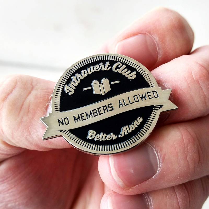 Introvert Emaille Pin - Club Socially Awkward Revers Hutnadel Anstecknadel von PinAlchemy