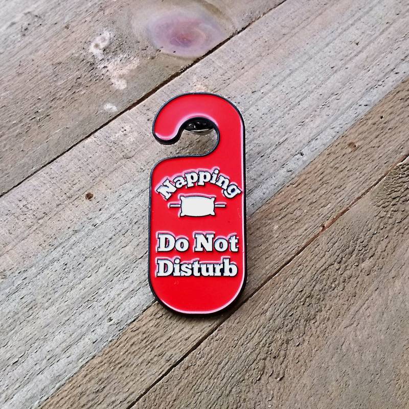 Schlafen Nicht Stören Schild Emaille Pin | Lustige Anstecknadel Schlaf Pins Hutnadel von PinAlchemy