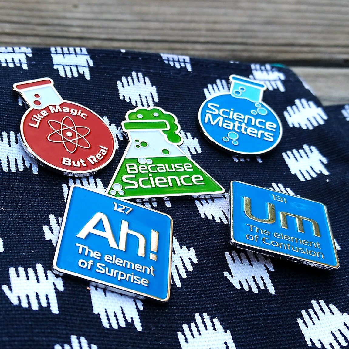 Wissenschaft Emaille Pin Set | 5Er Pins Regelmäßige Elemente Anstecknadeln Witzige Soft-Emaille von PinAlchemy