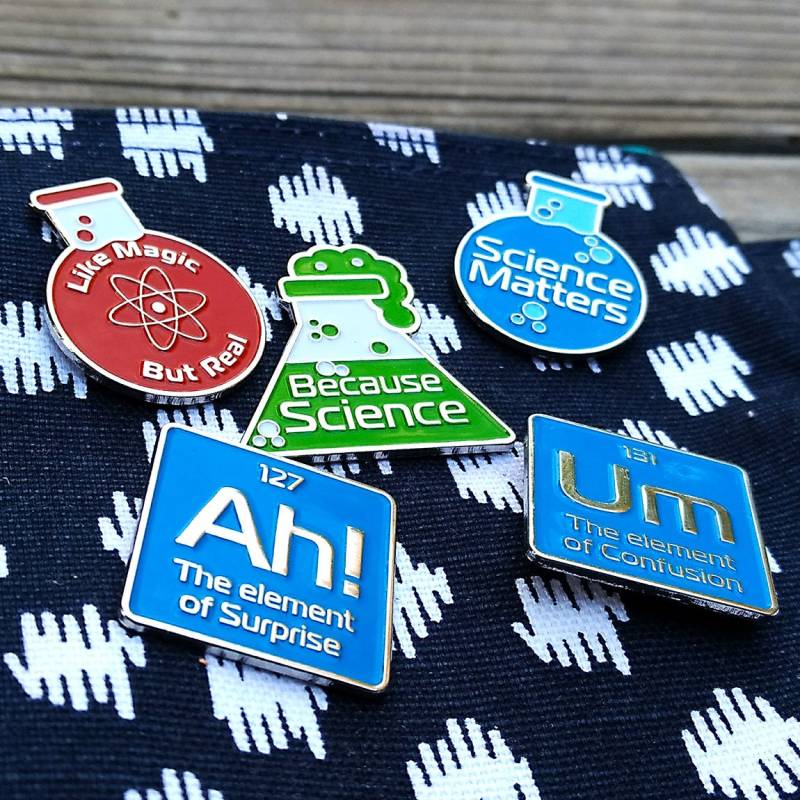 Wissenschaft Emaille Pin Set | 5Er Pins Regelmäßige Elemente Anstecknadeln Witzige Soft-Emaille von PinAlchemy