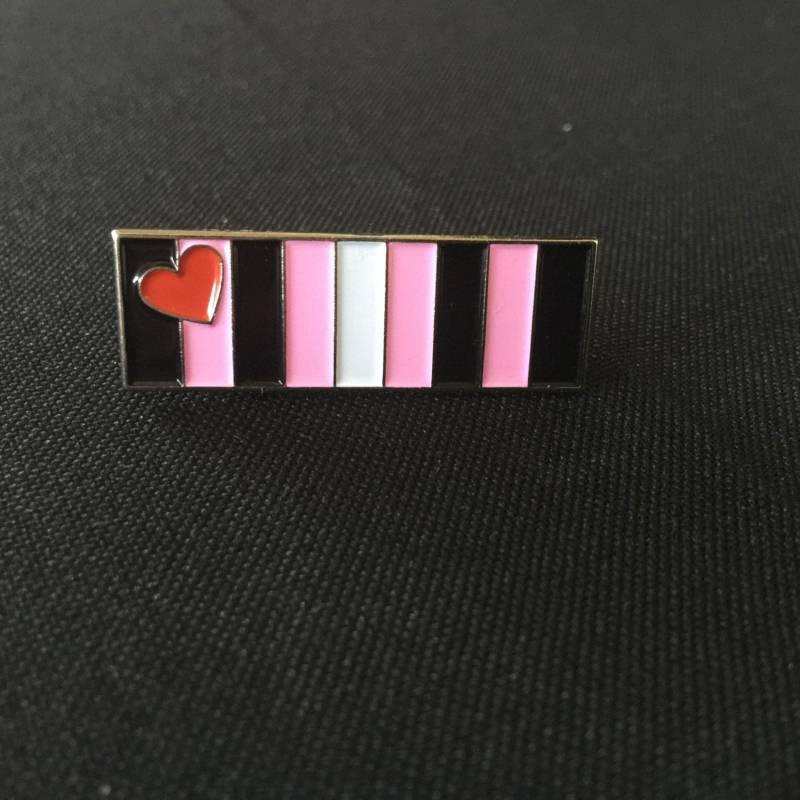 Leder Mädchen Pride Pin von PinDependantDesigns