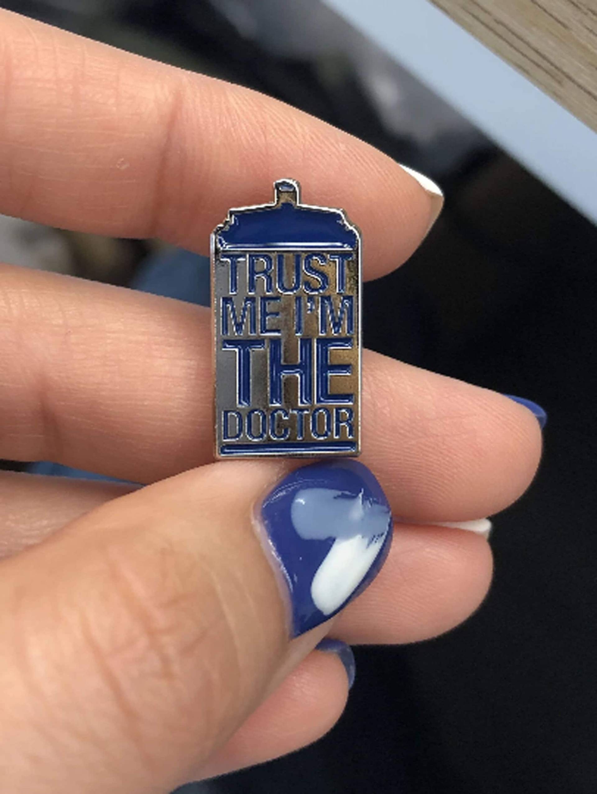 Trust Me I M The Doctor Pin | Max.dim 22mm Dr Who, Tardis, Police Box, Time Machine, Dalek, Cyberman - Enamel Metal Lapel Badge Trust Me I M The Doctor Pin | Max.dim 22mm Dr Who, Tardis, Police Box, Time Machine, Dalek, Cyberman - Enamel Metal Lapel Badge von PinManiaAT