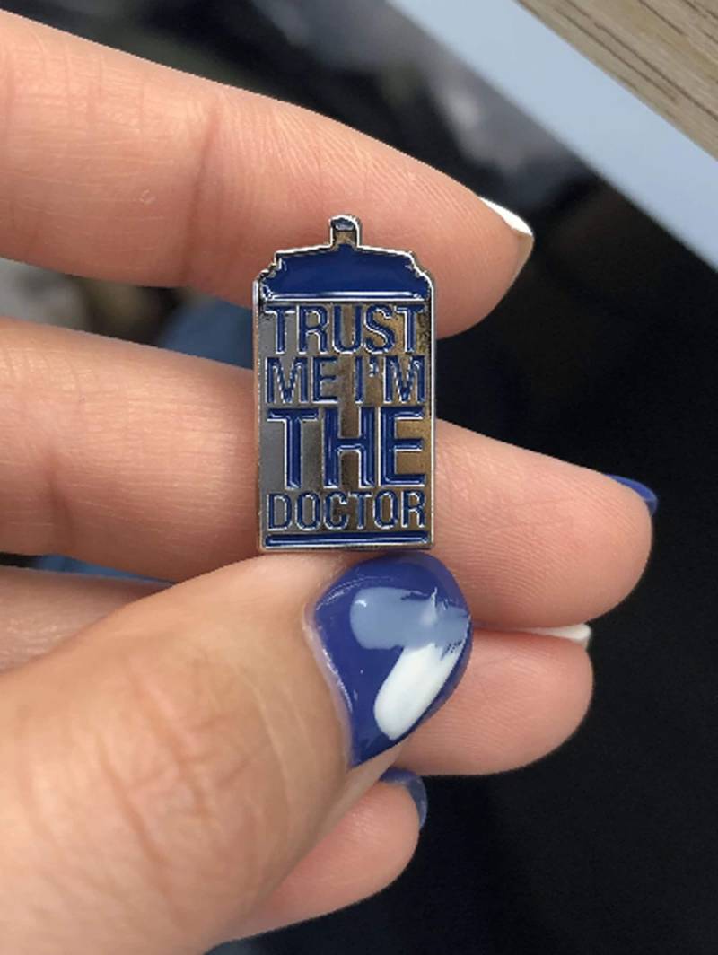 Trust Me I M The Doctor Pin | Max.dim 22mm Dr Who, Tardis, Police Box, Time Machine, Dalek, Cyberman - Enamel Metal Lapel Badge Trust Me I M The Doctor Pin | Max.dim 22mm Dr Who, Tardis, Police Box, Time Machine, Dalek, Cyberman - Enamel Metal Lapel Badge von PinManiaAT