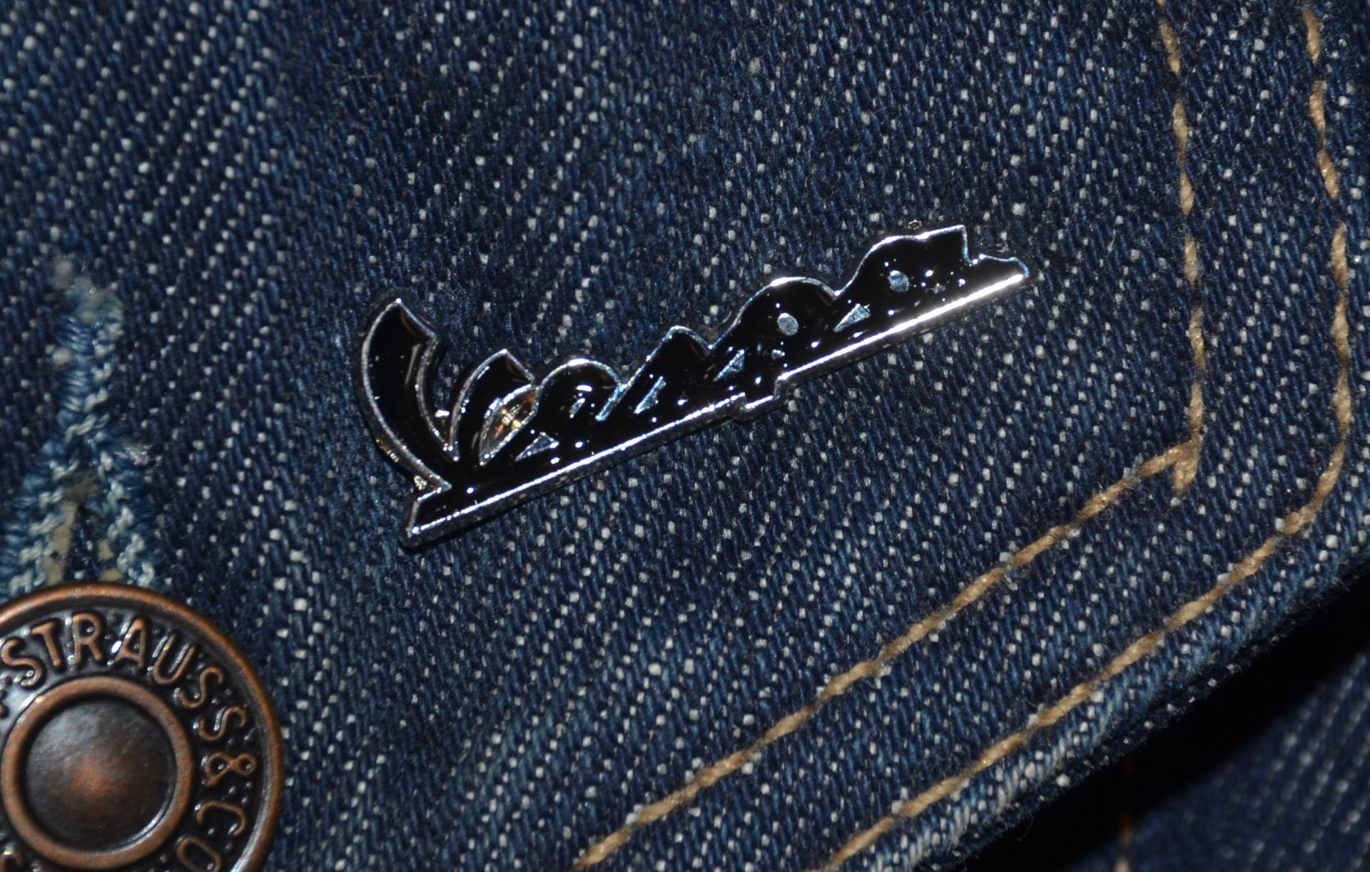 Vespa Shape Classic Logo Pin New Design | Max.dim 30mm - Vintage Deadstock Enamel Metal Lapel Badge Mc Vespa Shape Classic Logo Pin New Design | Max.dim 30mm - Vintage Deadstock Enamel Metal Lapel Badge Mc von PinManiaAT