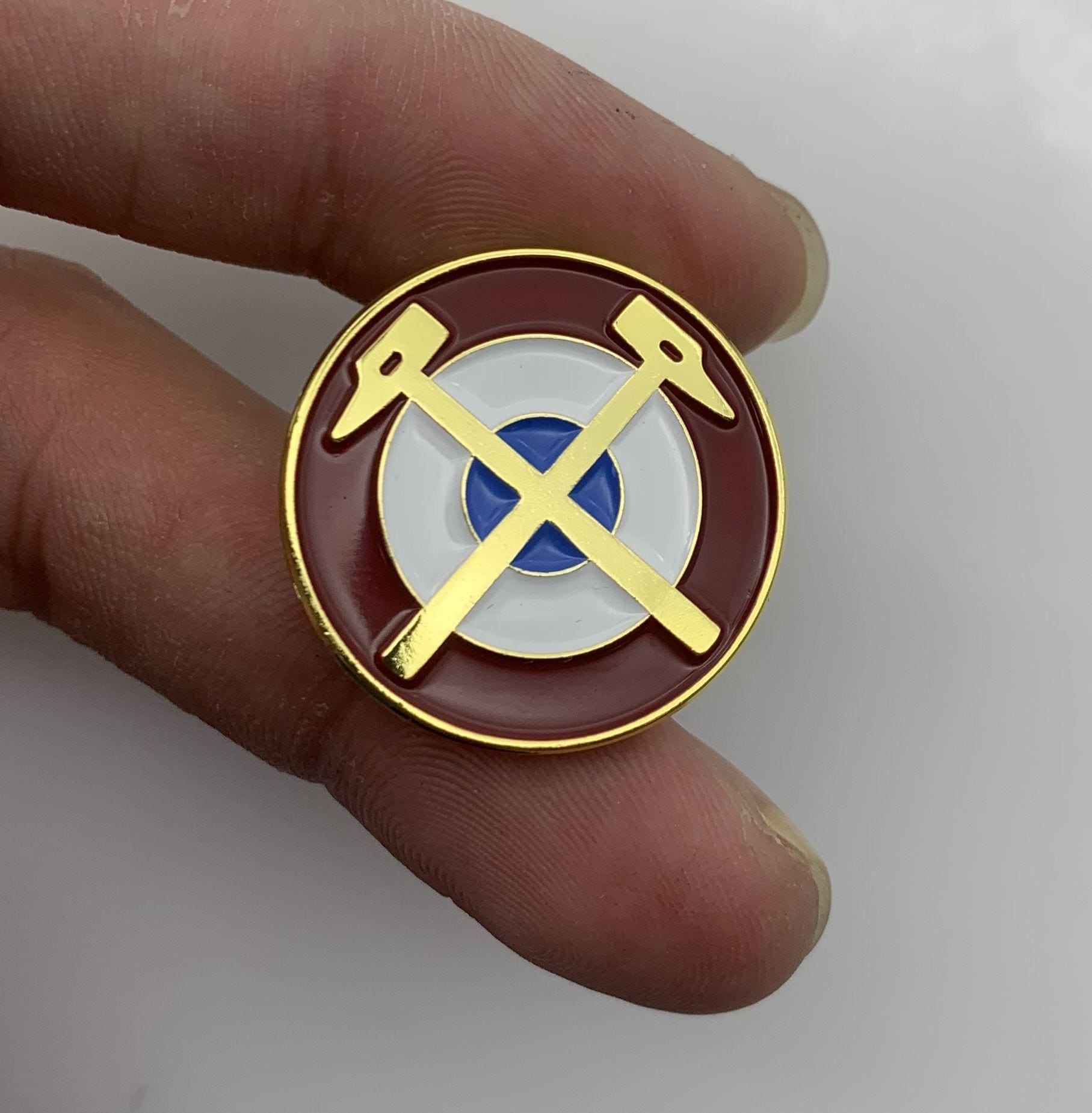 West Ham The Hammers Style Target/Roundel Pin | Max.dim 25mm - Vintage Deadstock Enamel Metal Lapel Badge Vespa Football Westham Soccer West Ham The Hammers Style Target/Roundel Pin | Max.dim 25mm - Vintage Deadstock Enamel Metal Lapel Badge Vespa Football Westham Soccer von PinManiaAT