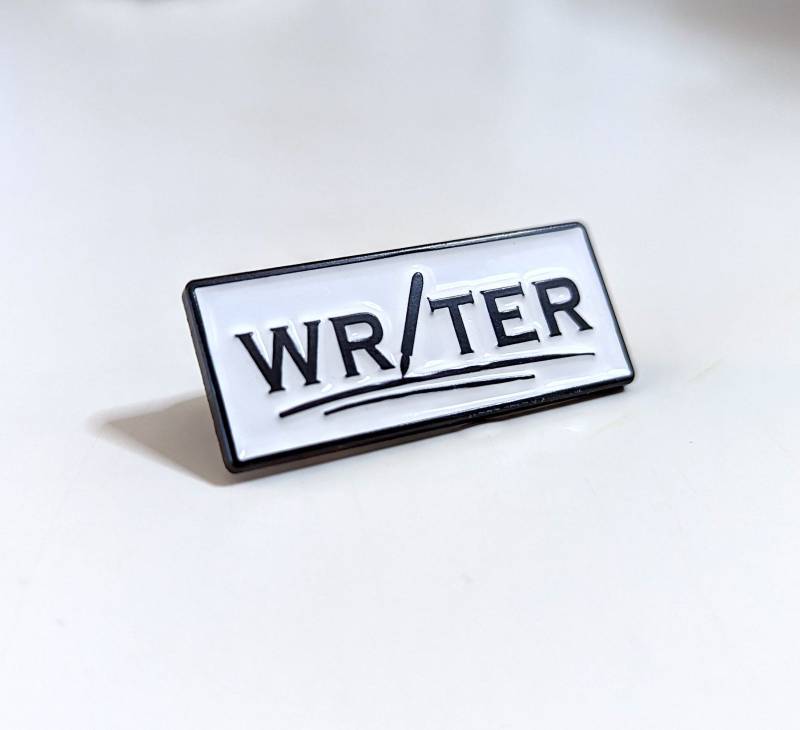 Writer Label Emaille Pin von PinManiacStore