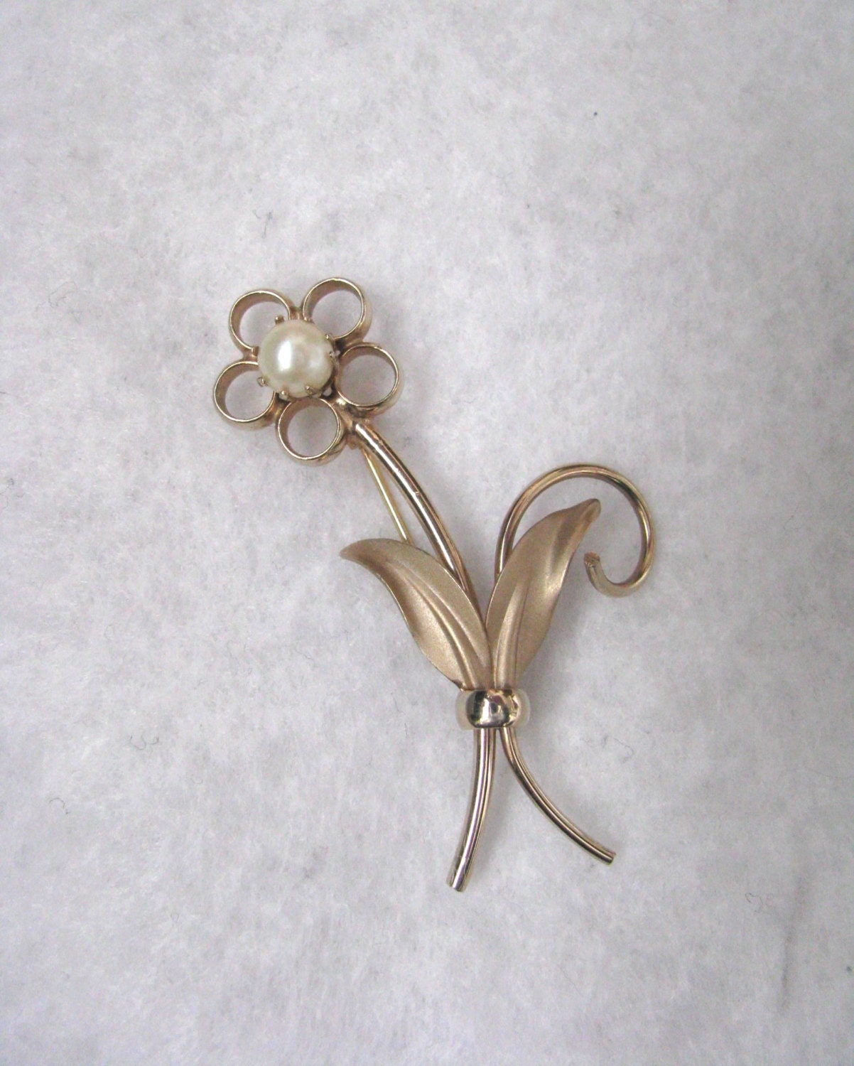 Blumen Brosche Pin Inc 12K Gf Gold Filled & Kunstperle von PinMePins