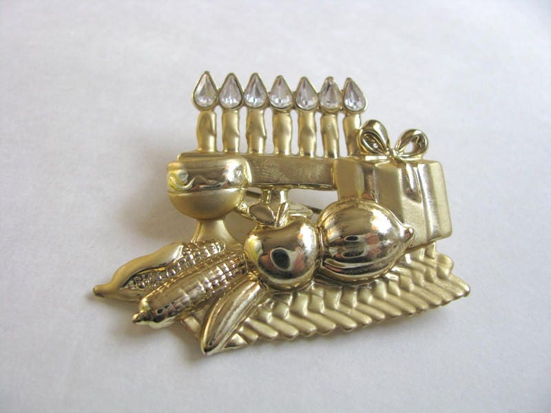Dimensional Gold Ton Urlaub Brosche Pin Mit Geschenken, Kerzen Von Danecraft von PinMePins