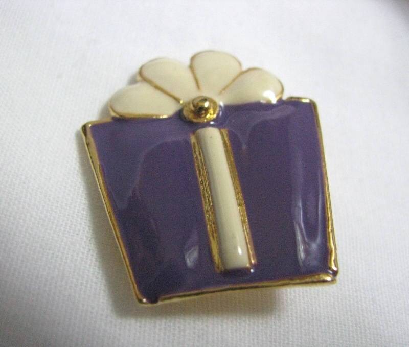 Entzückende Lila & Weiße Brosche in Geschenkform von PinMePins