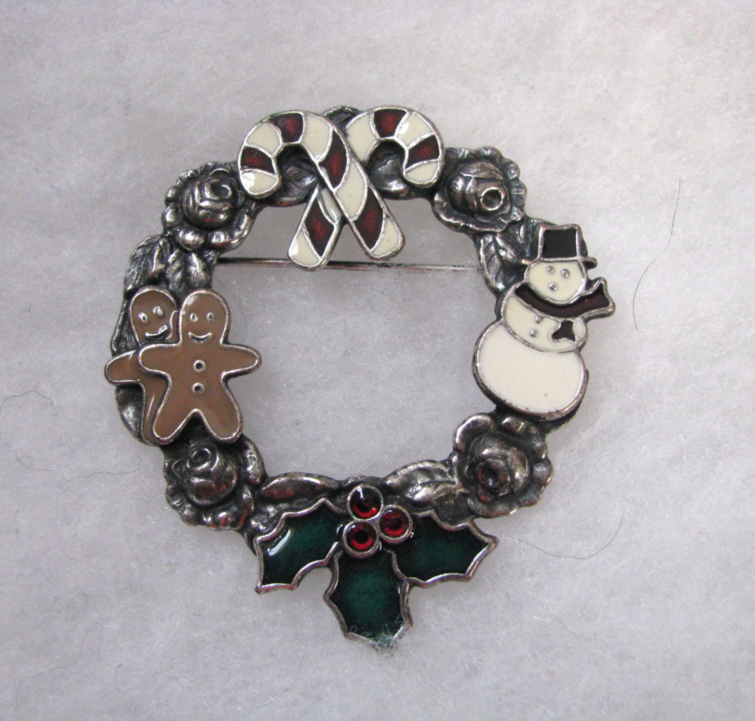 Entzückende Vintage Zinn Weihnachtskranz Pin Mit Emaille Akzenten Von Kc von PinMePins