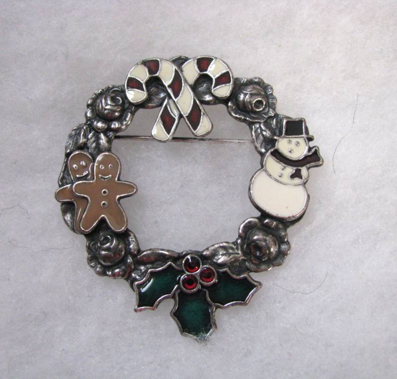 Entzückende Vintage Zinn Weihnachtskranz Pin Mit Emaille Akzenten Von Kc von PinMePins