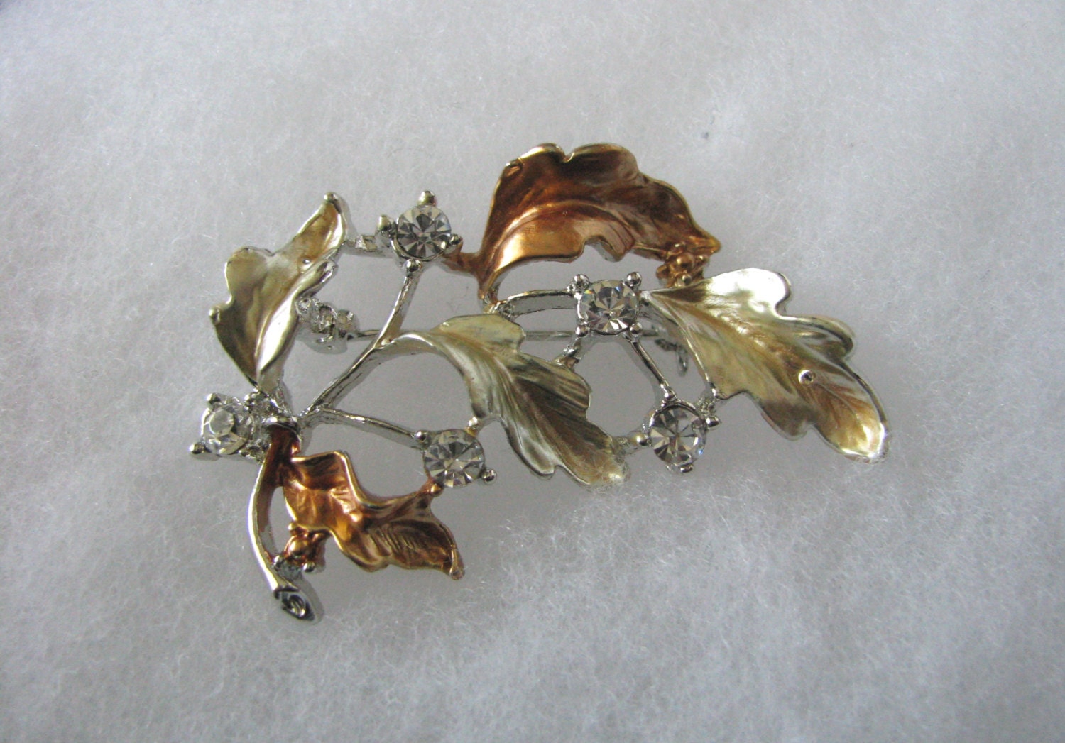Exquisite Vintage Gemischte Metall Blatt Brosche Pin Mit Strass Akzente von PinMePins