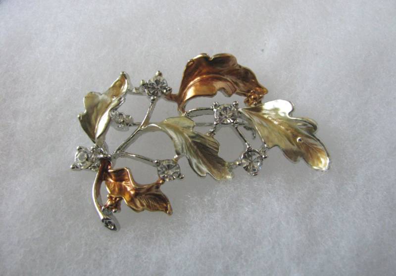 Exquisite Vintage Gemischte Metall Blatt Brosche Pin Mit Strass Akzente von PinMePins