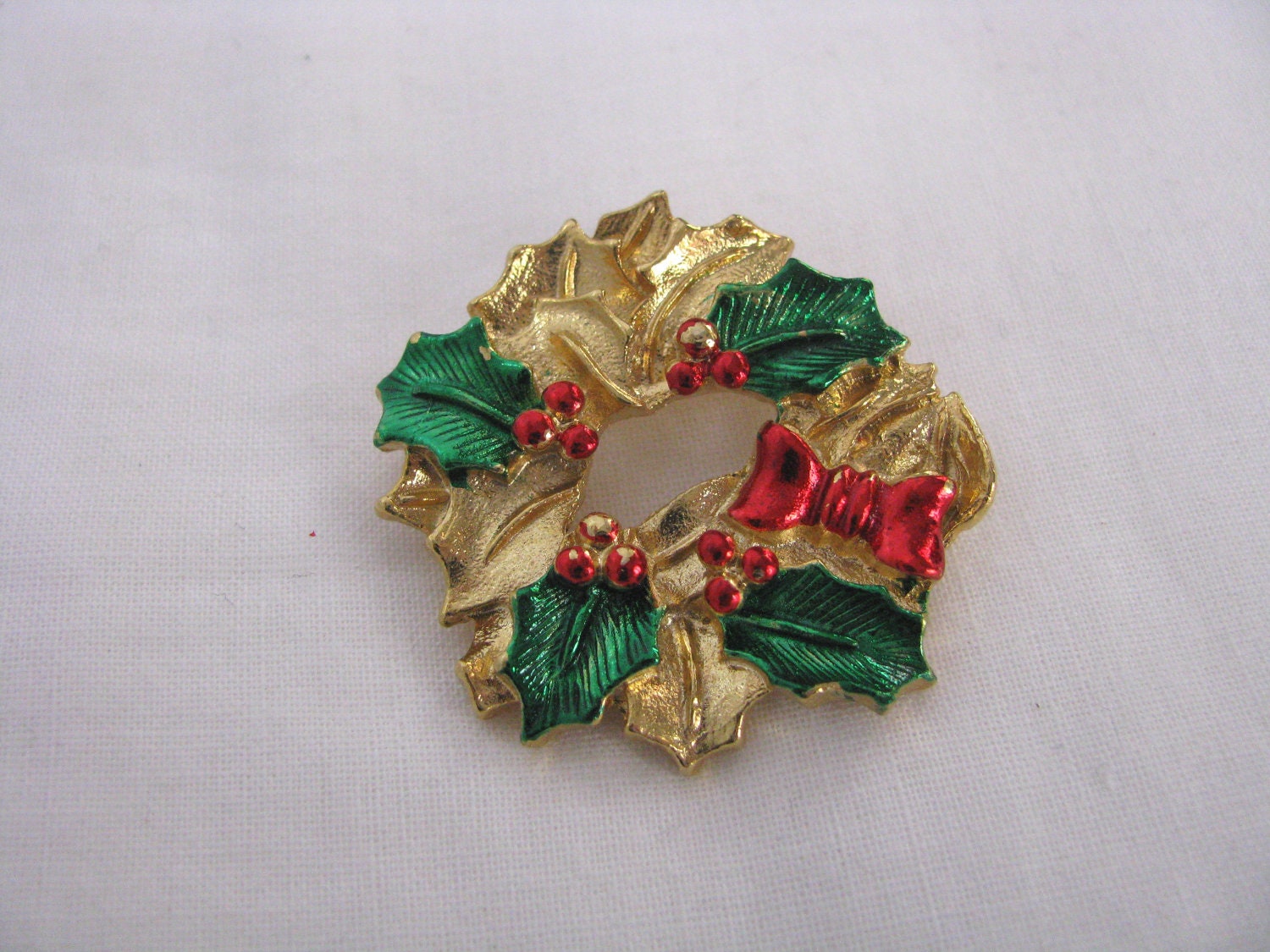 Gerrys Goldfarbene Adventskranz Brosche Mit Roten Und Grünen Akzenten. Vintage Brosche. Anstecker von PinMePins