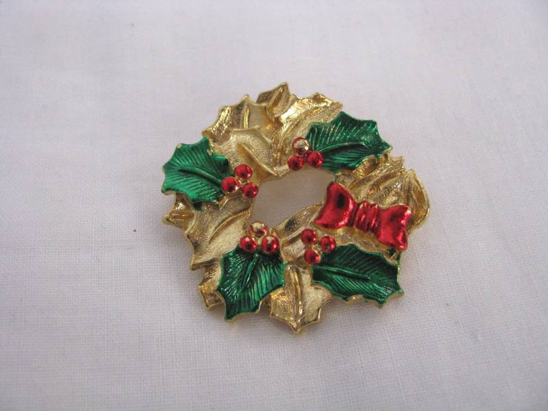 Gerrys Goldfarbene Adventskranz Brosche Mit Roten Und Grünen Akzenten. Vintage Brosche. Anstecker von PinMePins