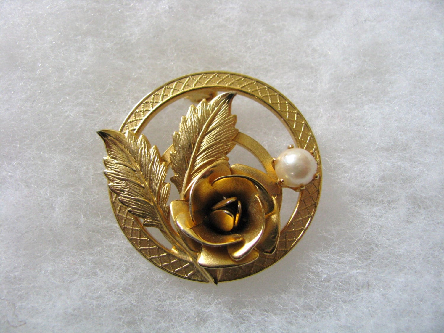 Goldfarbener Pin Mit Rosa Blütenblättern Und Kunstperle von PinMePins